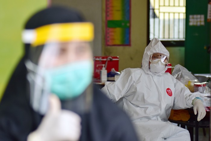 Sejumlah tenaga kesehatan mengenakan alat pelindung diri (APD) saat uji rapid test COVID-19 masal di Kota Pekanbaru, Riau, Kamis (4/6/2020). Kementerian Keuangan menyatakan hingga kini belum mengantongi data tenaga kesehatan (Nakes) dari pemerintah daerah yang menangani COVID-19, sehingga insentif untuk tenaga medis belum bisa dicairkan. ANTARA FOTO/FB Anggoro/nz