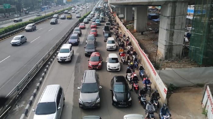 Hari Ini Transisi PSBB DKI Dimulai, Jalan Gatot Subroto Macet