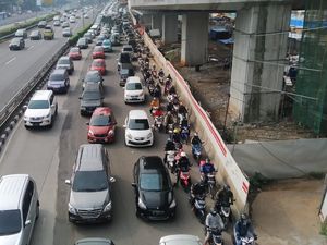 PSBB Masih Berlaku, Jalan Gatot Subroto Macet Lagi