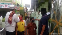 Pantauan detikcom di lokasi, Jumat (5/6), gerbang masjid yang dibuka hanya ada satu. Para jemaah yang masuk lewat pintu samping masjid ini pun lalu dicek suhu tubuhnya menggunakan thermogun.