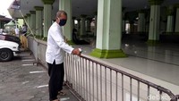 Penyemprotan disinfektan pun dilakukan di sejumlah area di masjid tersebut.