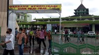 Terpisah, Ketua Bidang Pembangunan Masjid Agung Kauman Magelang, Puji Hartono mengatakan kegiatan salat Jumat ini digelar setelah ada surat edaran dari Kementerian Agama, dan pemberitahuan dari Pemkot Magelang. Selain itu, tadi malam, antara takmir dan warga RW 1 Kauman langsung rapat bersama terkait pelaksanaan salat Jumat berjemaah ini. Dia menyebut penerapan protokol kesehatan dilakukan dengan membuat jarak 1,2 meter. Kemudian pintu masuk yang dibuka hanya satu pintu untuk mempermudah SOP prokol kesehatan.