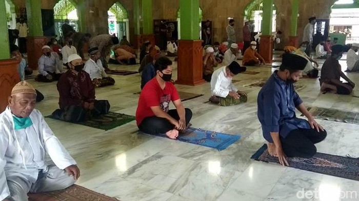 Jemaah di Masjid Agung Kauman Magelang Salat Jumat Pakai Masker Masjid Agung Kauman Magelang gelar salat Jumat di masa pandemi Corona. Para jemaah yang hadir diwajibkan terapkan protokol kesehatan salah satunya pakai masker.