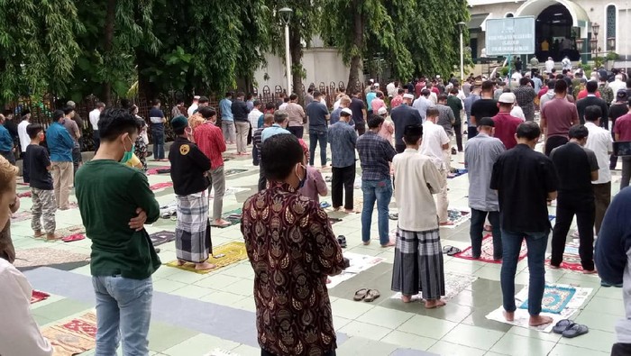 Jemaah salat Jumat perdana di Masjid Sunda Kelapa setelah PSBB di DKI diberlakukan.