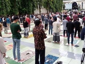 Senangnya Warga Bisa Salat Jumat Berjemaah Lagi di Masjid Sunda Kelapa