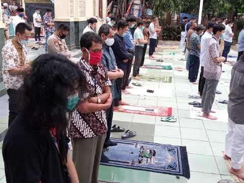 Jemaah salat Jumat perdana di Masjid Sunda Kelapa setelah PSBB di DKI diberlakukan.