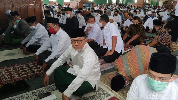 JK hingga Zulhas salat Jumat di Al Azhar, Kebayoran Baru, Jaksel (Wilda Hayatun Nufus/detikcom)