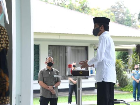 Presiden Jokowi salat sunah tahiyyatul masjid sebelum salat Jumat di Masjd Baiturrahim, Kompleks Istana Kepresidenan, Jakarta.