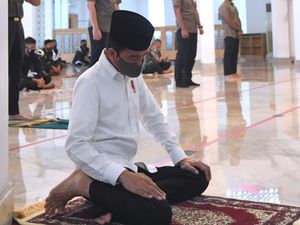 Video Jokowi Salat Jumat di Istana Pakai Protokol Kesehatan