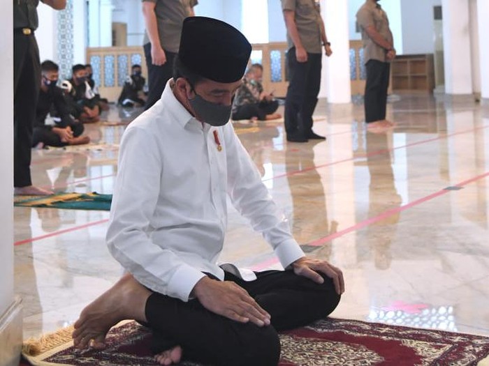 Presiden Jokowi salat sunah tahiyyatul masjid sebelum salat Jumat di Masjd Baiturrahim, Kompleks Istana Kepresidenan, Jakarta.