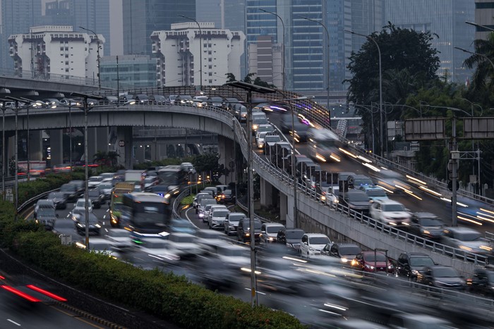 Suasana kendaraan terjebak macet di Jalan Tol Cawang-Grogol, Jakarta Selatan, Jumat (5/6/2020). Pada hari pertama penerapan Pembatasan Sosial Berskala Besar (PSBB) transisi, lalu lintas di sejumlah jalan di DKI Jakarta terpantau padat hingga terjadi kemacetan. ANTARA FOTO/Sigid Kurniawan/pras.