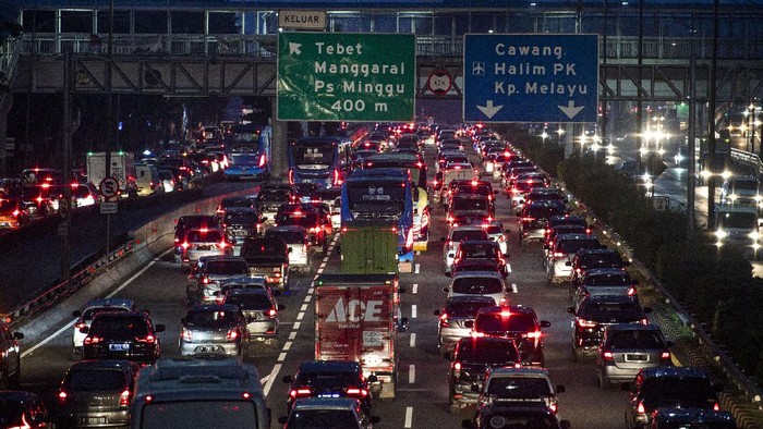 KEMACETAN SAAT PSBB TRANSISI JAKARTA Suasana kendaraan terjebak macet di Jalan Tol Cawang-Grogol, Jakarta Selatan, Jumat (5/6/2020). Pada hari pertama penerapan Pembatasan Sosial Berskala Besar (PSBB) transisi, lalu lintas di sejumlah jalan di DKI Jakarta terpantau padat hingga terjadi kemacetan. ANTARA FOTO/Sigid Kurniawan/pras.