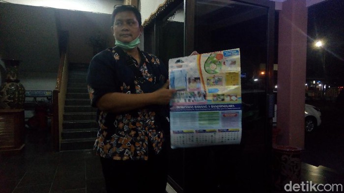 Kepala DKK Banjarnegara menunjukkan kalender, Jumat (5/6/2020)..