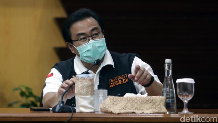 Ketua Rumpun Kuratif Gugus Tugas Penanganan COVID-19 di Jatim dr Joni Wahyuadi