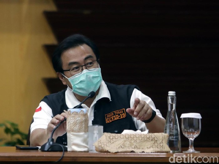 Ketua Rumpun Kuratif Gugus Tugas Penanganan COVID-19 di Jatim dr Joni Wahyuadi