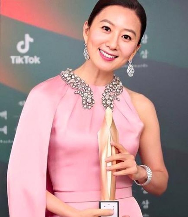 1. Kim Hee Ae (The World of the Married)Aktor drama Korea paling bersinar di 2020 adalah Kim Hae. Pesona dan akting wanita 53 tahun tersebut dalam The World of the Married memukau para penonton. Foto: Instagram