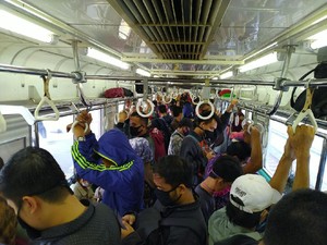 KRL Bogor-Jakarta Padat Pagi Ini, Penumpang Berdiri Tak Jaga Jarak