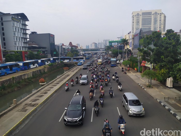 Kondisi lalu lintas di Harmoni, Jakarta Pusat di hari pertama PSBB transisi DKI