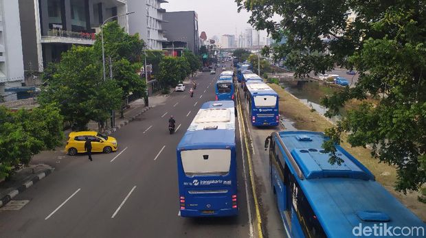 Kondisi lalu lintas di Harmoni, Jakarta Pusat di hari pertama PSBB transisi DKI
