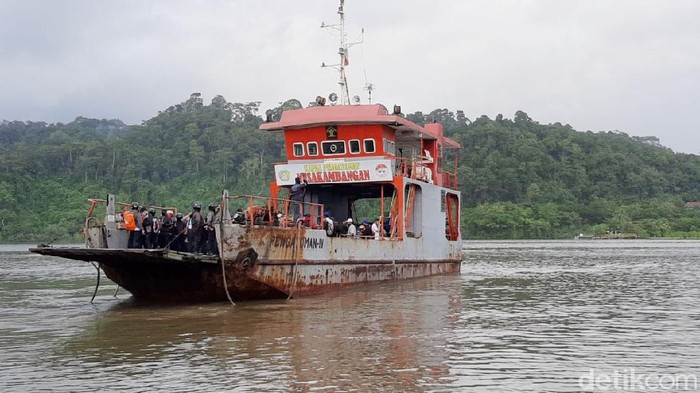 Dirjen Pemasyarakatan Kementerian Hukum dan HAM (Kemenkumham) Irjen Pol Reynhard Saut Poltak Silitonga memberikan keterangan pers terkait pemindahan 41 napi narkoba ke Nusakambangan, Jumat (5/6/2020). Jumpa pers digelar di Dermaga Wijayapura Cilacap, Jumat (5/6/2020).