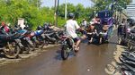 Korban Banjir Rob di Pekalongan Evakuasi Harta Bendanya