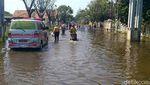 Korban Banjir Rob di Pekalongan Evakuasi Harta Bendanya