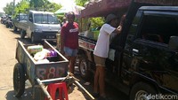 Warga mengevakuasi barang-barangnya dari dalam rumah.