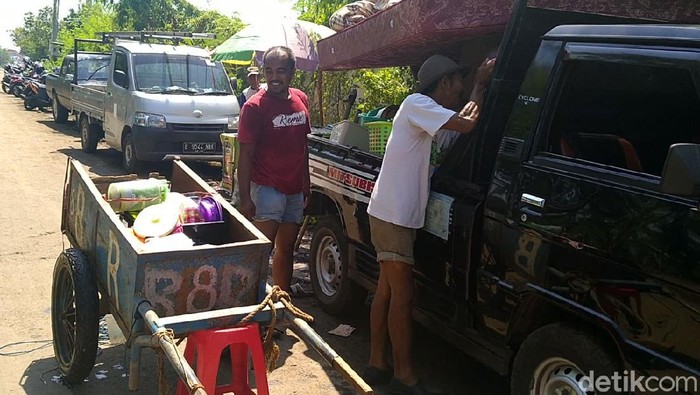 Korban Banjir Rob di Pekalongan Evakuasi Harta Bendanya Kondisi banjir rob di Kota Pekalongan, Jawa Tengah hingga siang ini belum juga surut. Warga ramai-ramai mengevakuasi harta bendanya dari rumah.