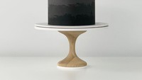 Berwarna serba hitam, kue dengan desain modern yang dikeluarkan oleh Butter& berikut sangat cocok untuk konsep monokrom karena ada paduan warna hitam dan abu-abu di sana. Foto: Instagram @butter_and