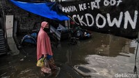 Menurut keterangan warga banjir tersebut telah merendam sejak dini hari tadi.