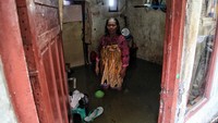 Banjir bahkan mencapai lutut orang dewasa.