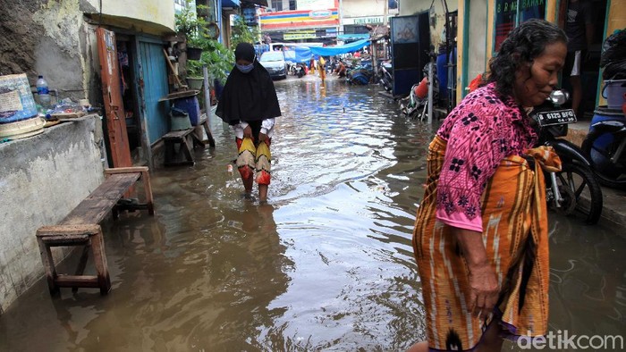 Banjir rob kembali menggenangi kawasan pemukiman warga di Muara Baru, Jakarta Utara. Banjir tersebut merendam pemukiman warga sejak dini hari tadi.