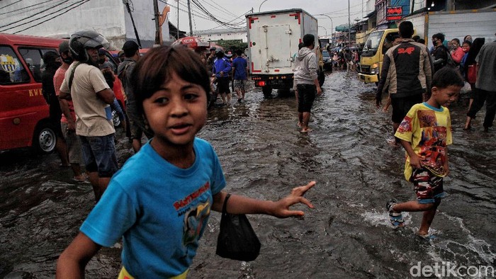 Banjir rob kembali menggenangi kawasan pemukiman warga di Muara Baru, Jakarta Utara. Banjir tersebut merendam pemukiman warga sejak dini hari tadi.