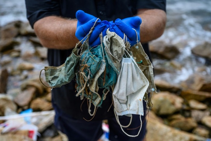 Limbah masker wajah di Hong Kong (AFP Photo)