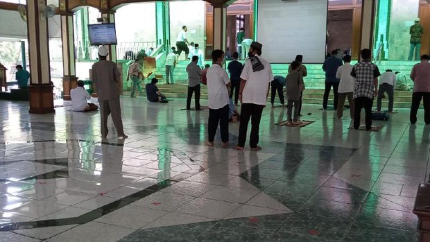 Masjid Agung Sunda Kelapa gelar salat Jumat perdana sejak PSBB