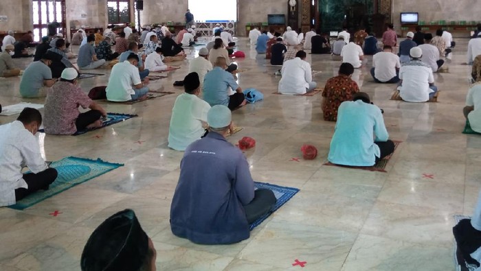 Masjid Agung Sunda Kelapa gelar salat Jumat perdana sejak PSBB