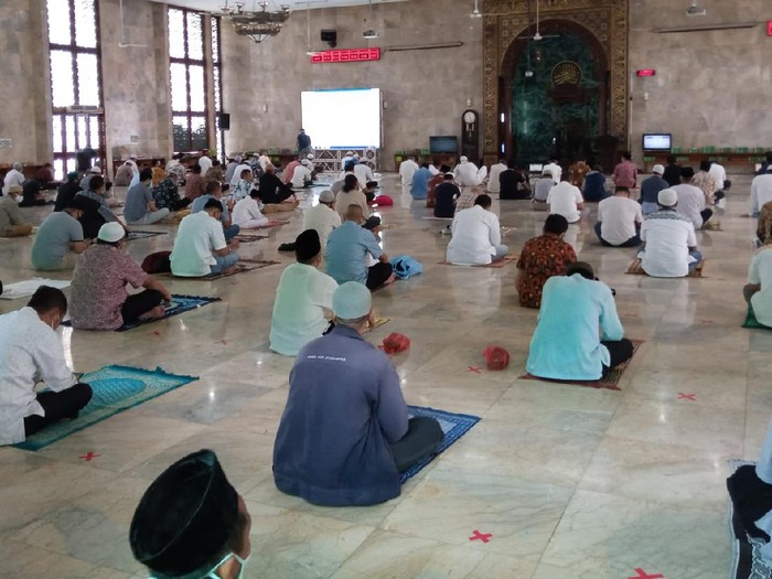 Masjid Agung Sunda Kelapa gelar salat Jumat perdana sejak PSBB