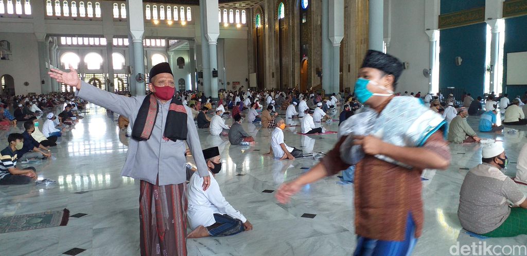 masjid al akbar gelar salat jumat