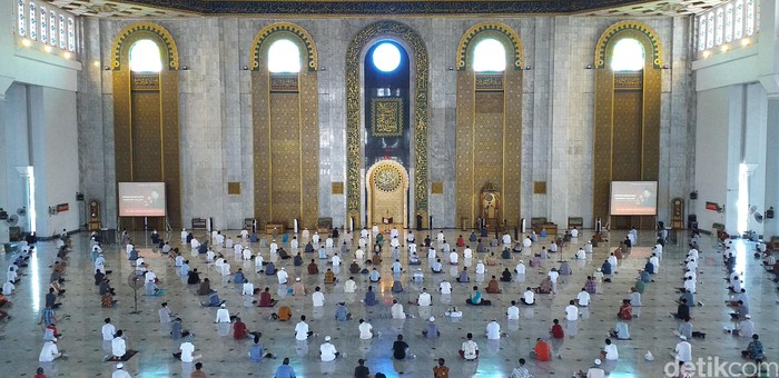 masjid al akbar gelar salat jumat