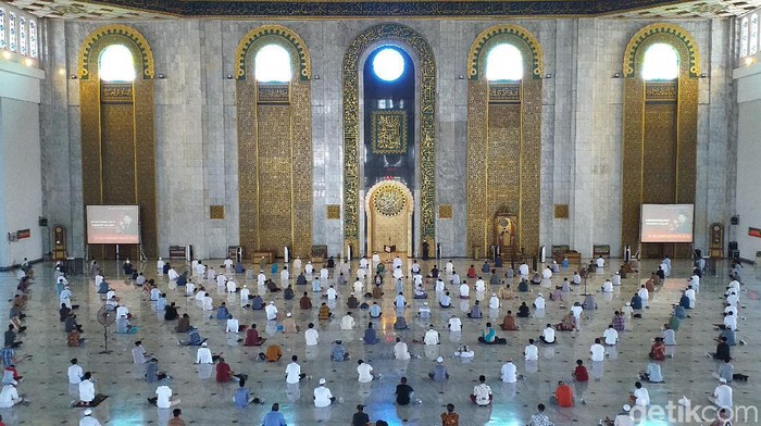 masjid al akbar gelar salat jumat