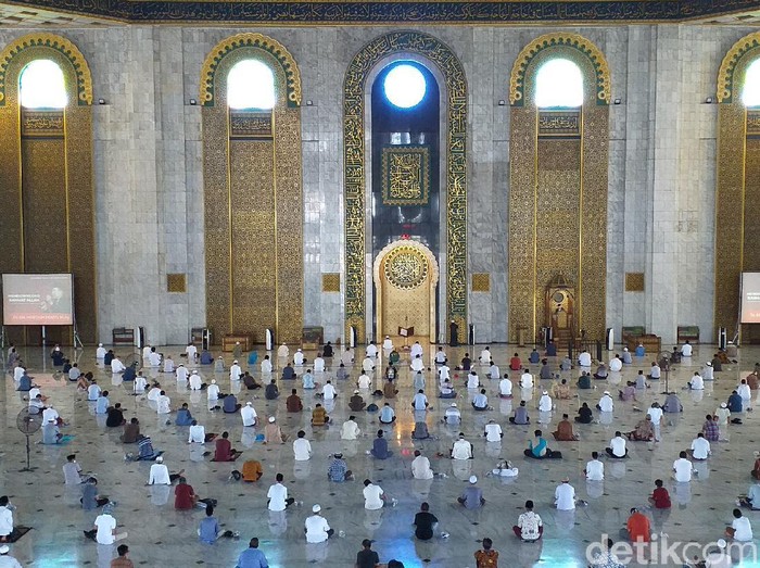 masjid al akbar gelar salat jumat