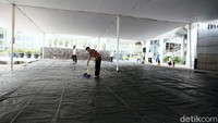 Mereka membersihkan masjid dan memasang alas.