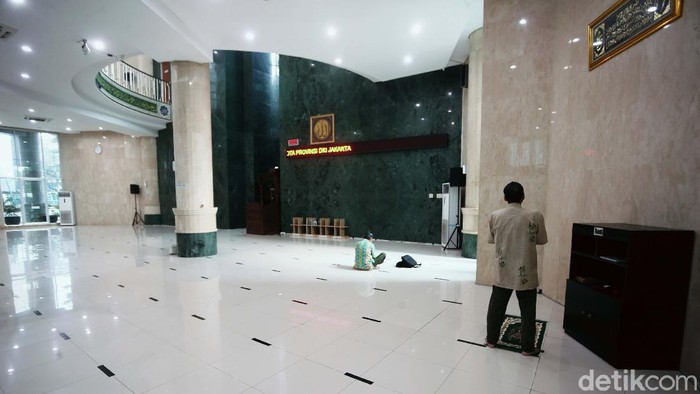 Masjid Fatahillah Balai Kota Bersiap Gelar Salat Jumat Masjid di DKI Jakarta mulai diperbolehkan menggelar salat Jumat pada hari ini, Jumat (5/6). Masjid Fatahillah di Balai Kota DKI mulai bersiap.
