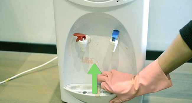 membersihkan dispenser
