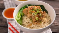 Racikan mie ayam abang-abang meskipun sederhana dan murah tetapi rasanya bikin nagih. Untuk membuat sendiri, kamu bisa melihat cara pembuatannya di resep ini.Foto: iStock