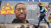 Mural bergambar George Floyd juga menghiasi salah satu dinding di kawasan Berlin, Jerman. Adam Berry/Getty Images.