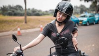 Dalam setiap postingan di media sosialnya, Nabila Putri selalu menunjukkan safety gear yang ia kenakan saat di atas motor. Foto: Instagram @nabilabylla