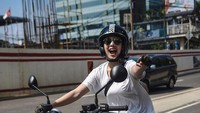 Aktris cantik ini memang diketahui punya salah satu motor gede BMW R nine T. Foto: Instagram @nabilabylla