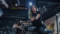 Ini saat nabila berpose di atas motor Inggris, Triumph. Foto: Instagram @nabilabylla