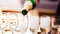 Daging Kobe dinikmati sebagai steak oleh pria 41 tahun itu. Kemudian disandingkan dengan champagne Cristal dari merek legendaris Prancis, Louis Roederer. Di Indonesia, harga champagne itu ukuran 750 ml mencapai Rp 6 juta. Foto: SWNS